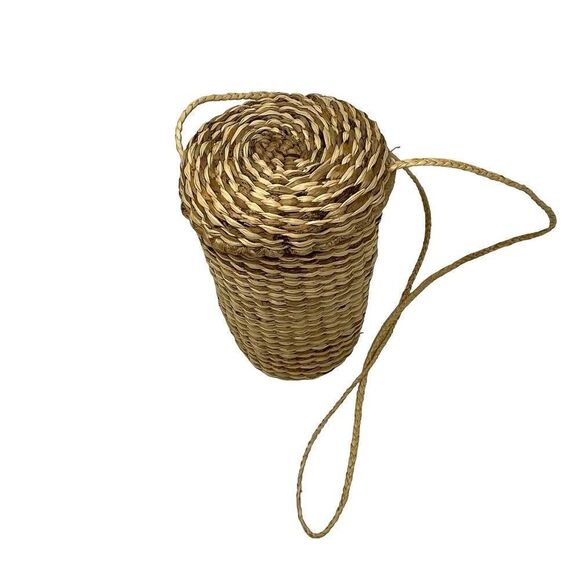 Basket weaved straw cylinder crossbody purse with lid small natural tone cream - Picture 4 of 4